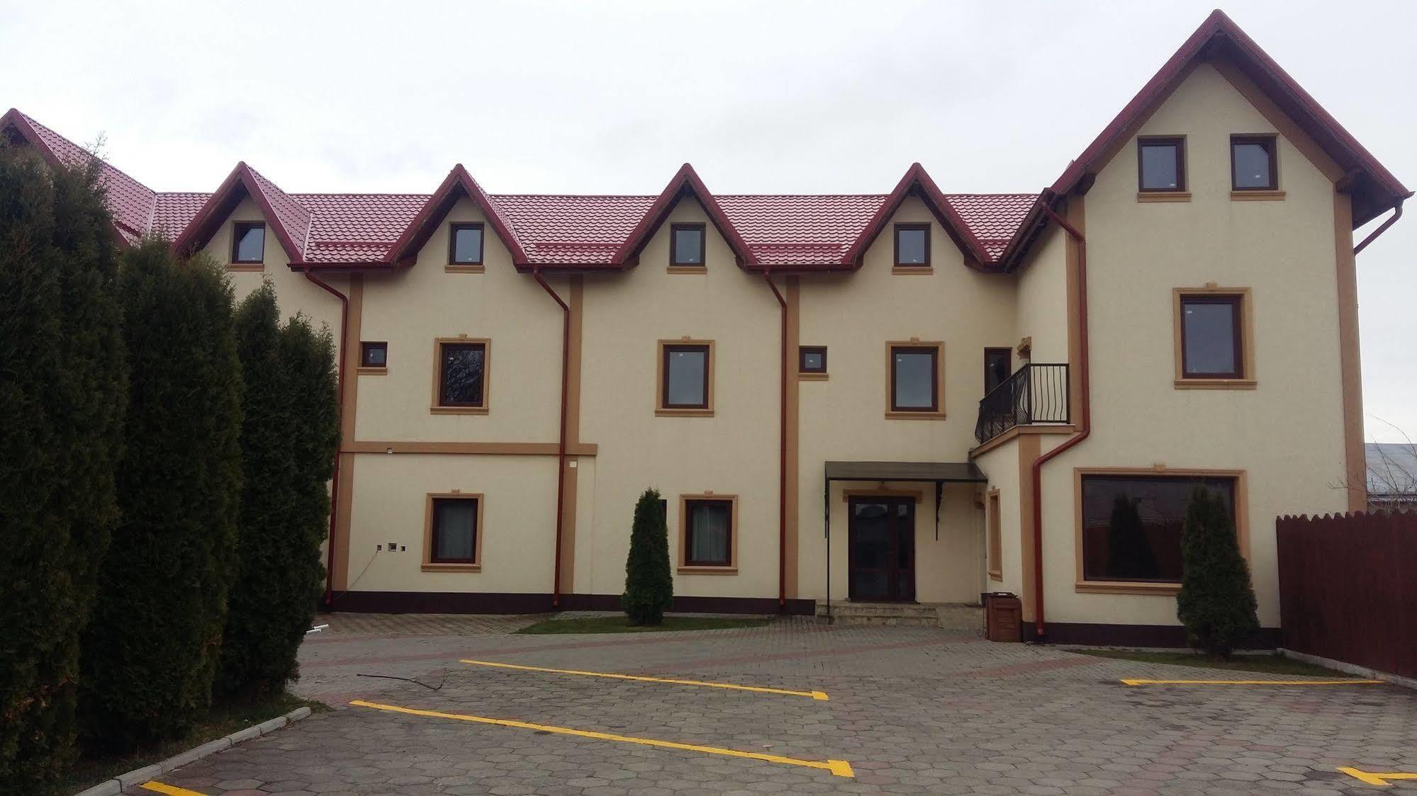 Hotel Intim Rădăuţi Εξωτερικό φωτογραφία